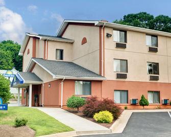 Days Inn by Wyndham Torrington - Torrington - Building