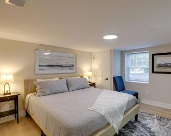 Beautiful 3 BR Home with Workspace 20 Min to Boston - Bedford - Bedroom