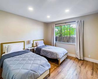 Pet & Family-Friendly 4br Grill & Chill - Sacramento - Bedroom