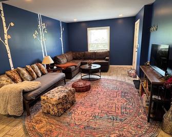 Charming 2-bedroom apartment in superb Bennington with WiFi - Bennington - Huiskamer