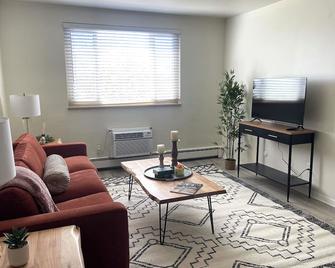 Conveniently located 2-bedroom condo in welcoming Cheyenne! - Cheyenne - Living room