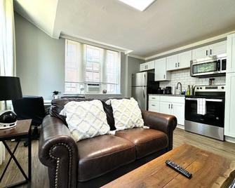 The Grayson at Park Place- cozy and fully updated with King bed free coffee and fast WIFI - Wilmington - Sala de estar