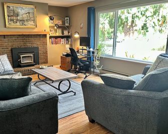 Qualicum Beach: Cozy, bright & affordable 1 bed, 1.5 bath home on quiet crescent - Qualicum Beach - Huiskamer