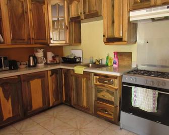 Lovely 2-bedroom Townhouse - Savanna La Mar - Küche