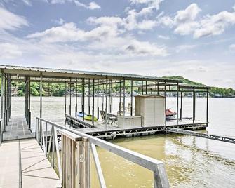 Waterfront Sunrise Beach Home with Dock and Grill - Sunrise Beach - Balcón