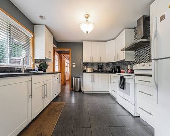 Spacious Five-Bedroom Bliss - Fairlawn - Kitchen