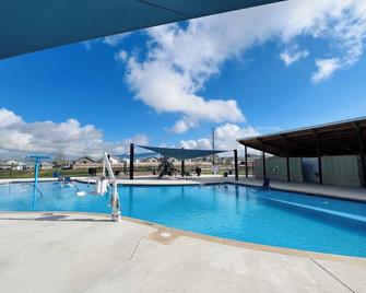 Lackland Air Force Base at 9 min-Brauning Lake at 25 min-3 bdr-King size-Grill - וון אורמי - בריכה