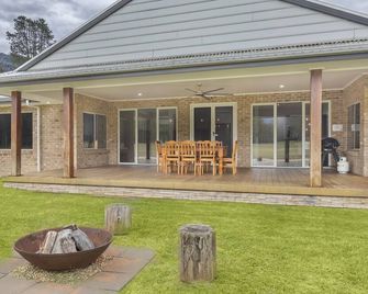 Mountain and River Retreat - Freeburgh - Innenhof