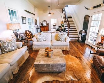 Silverspur at Round Top- Amazing restored 1800's Farmhouse on 40 acres w/a pool! - Round Top - Living room