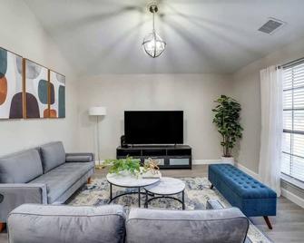 Texan Hideaway - Cozy Convenient Comfortable - Lewisville - Living room