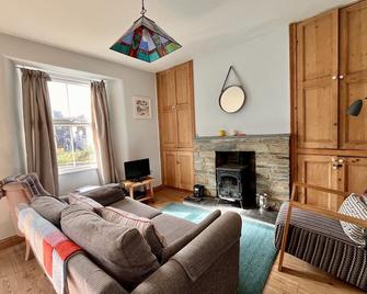 Fisherman's Cottage In The Heart Of Polruan Village - With Free Wifi & Parking - Fowey - Living room