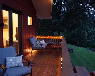 Cozy Wine Country Retreat: 2 King Beds, Private Deck, Fire Table, Near Wineries - McMinnville - Patio