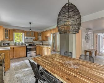Waterfront cottage with beach just steps from Quebec City! - Saint-Laurent-de-L'île-d'Orléans - Kitchen