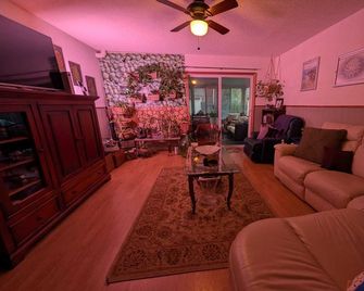 Comfortable Private Room in Shared Bungalow | Near Hospital, Schools & Shopping - Peterborough