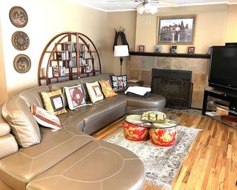 Comfy Home w/ outdoor patio minutes from Cottonwood canyons and the slopes - Holladay - Living room