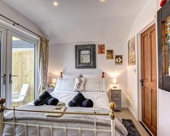 Dart View Cabin - One Bedroom House, Sleeps 2 - Totnes - Bedroom