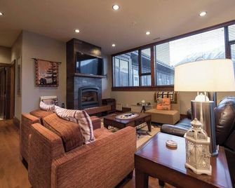 The Historic 901 Penthouse | Private Hot Tub - Fernie - Living room