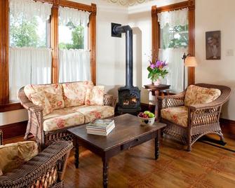 Century Old Door County in-Town Farmhouse - Baileys Harbor - Вітальня
