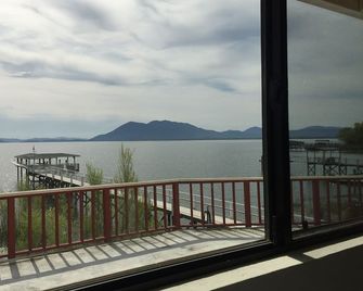 Hermosa Clear Lake 3,000 sq feet spacious on the water. - Lakeport - Balcón