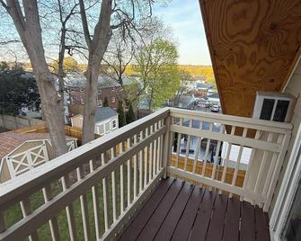 Chalet on the Hill 5 minutes from downtown - Pawtucket - Balcony