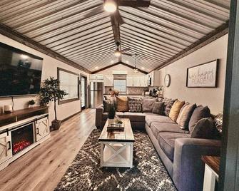 Beautiful cozy cabin on 5 secluded acres in Navasota, TX. - Navasota