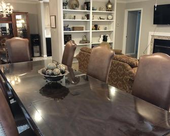 Stunning Poolside Guest House - Historic Morningside - Wichita Falls - Restaurant