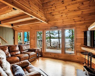 Waterfront on Great Pond, Unreal Sunsets, Hot Tub, Tennis & Pickleball Court - Belgrade - Living room