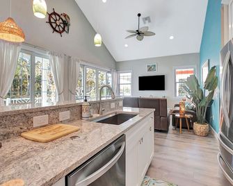 Direct Weeki Wachee River Front! New Customhome! Welcome To River Margaritaville - Weeki Wachee - Cocina