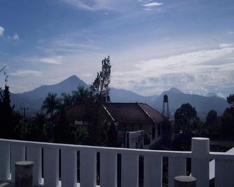 Hotel Alpha Classica - Lembang - Balkón