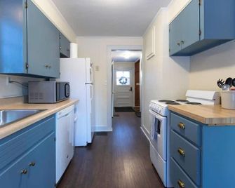 This cottage is a 1 bedroom(s), 1.5 bathrooms, located in Manchester, VT. - Manchester - Kitchen