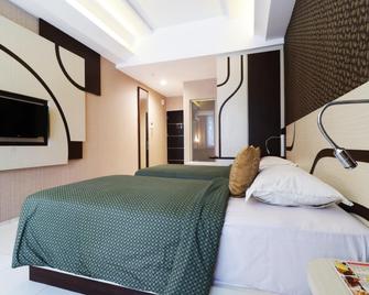Dewarna Hotel And Convention Bojonegoro - Bojonegoro - Bedroom