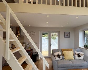 Honey Bee Cottage Tiny House Welshpool - Welshpool