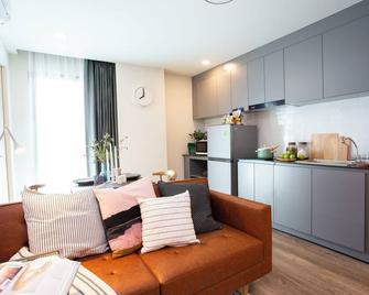 Parrish Serviced Apartment - Ban Bang Bo - Pokój dzienny