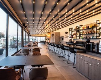 Rise Urban Art Hotel - לרנקה - בר