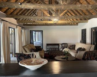 Luxury Villa on Private Game Reserve in Maun, Botswana - Maun - Comedor