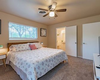 Private Pool & Game Room near Six Flags - San Antonio