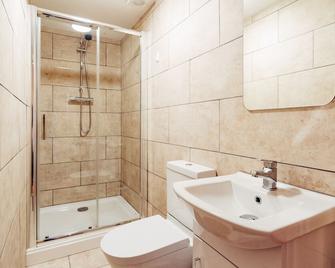 Lovely Rental Apartment In Porthcawl Close To Beach, Sea And Town - Porthcawl - Bathroom