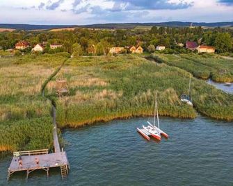 Holiday home 50 m to Lake Balaton with private jetty and boat - Szántód - Vista del exterior