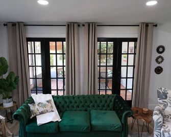 Beautiful cottage in the heart of historic Mt Dora - Mount Dora - Living room