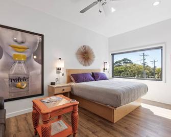 Boutique Hotel Folly Room 4: King Studio - cozy porch views of the Folly River - Folly Beach - Bedroom
