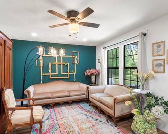 Folktale Cottage & Farmhouse Retreat - Mount Pleasant