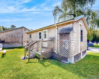 Dog-friendly Kennebunk cottage w/ shared pool - close to beach - Kennebunk - Building