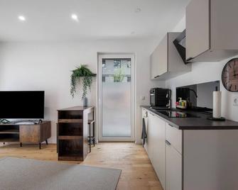Studio 'Ay Homes 05' with Wi-Fi - Augsburg - Kitchen