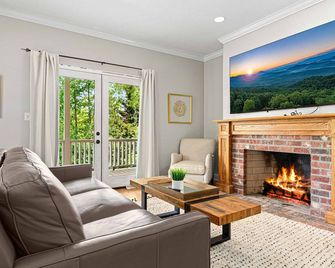 Hot Tub and Mountain Views just 15 min to Downtown Asheville! - Leicester - Living room