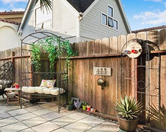 Coast Palmtree Yard 2br Block from Beach - Pacifica - Innenhof