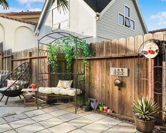 Coast Palmtree Yard 2br Block from Beach - Pacifica - Innenhof