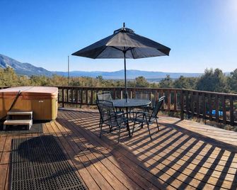 Family friendly adobe w/ Hot Tub, 20 min to Taos Ski Valley - Hiking & Skiing - Arroyo Seco - Balcony