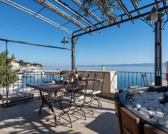 Hotel Kastil - בול - מרפסת