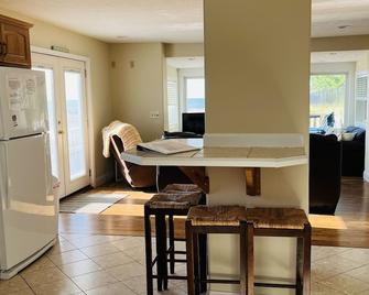Lake front home with sandy beach! - Irondequoit - Dining room