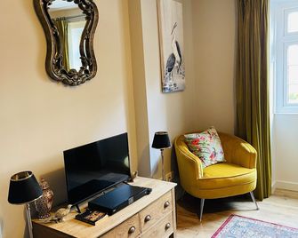 Chapter 1 Hotels - Weymouth - Living room